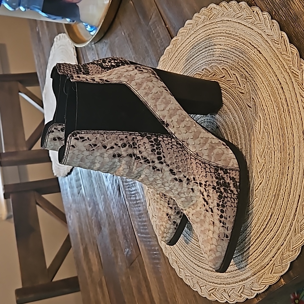Kaanas Snakeskin Print Boots Size 10